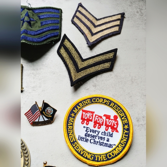 Lot US Military Patriotic Patches, Pins, Medal ~ Air Force Navy Marines Guard - Picture 6 of 8